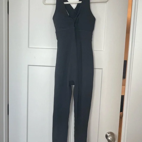 NWT Fabletics Twist Front Oasis Jumpsuit Black Workout One Piece - Picture 3 of 7
